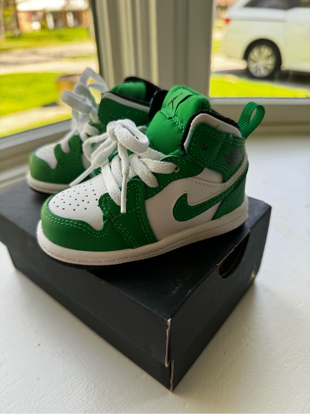 Jordan 1mid toddler Green & White High-Top Sneakers
